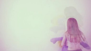 Kız ağır çekimde bir doldurulmuş hayvan sarılma süre atlama