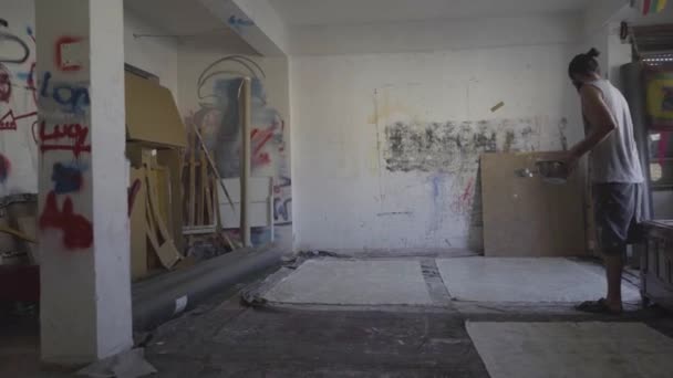 Artiste Contemporain Travaillant Dans Son Atelier — Video