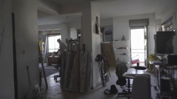 当代艺术家在他的工作室工作 — 图库视频影像