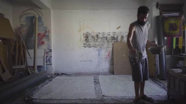 Artiste Contemporain Travaillant Dans Son Atelier Ralenti — Video