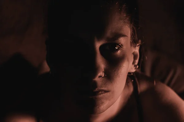 Yarısı üzgün ve kızgın bir kadın portresi yaktı yüz