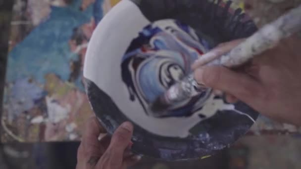 艺术家的头顶拍摄混合颜色与白色油漆 — 图库视频影像