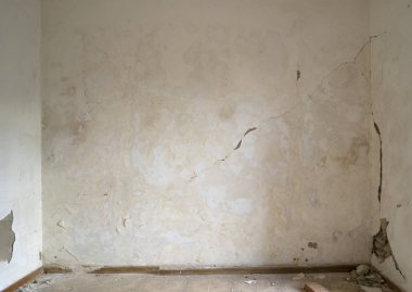 Terk edilmiş bir evde boş oda