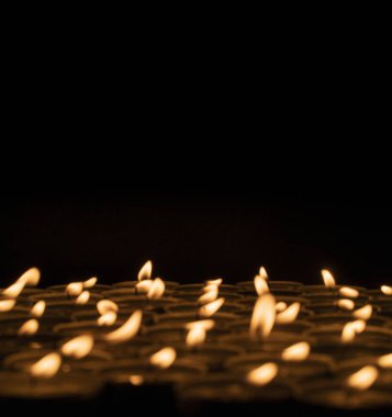 Grup siyah arka plan üzerine izole mum