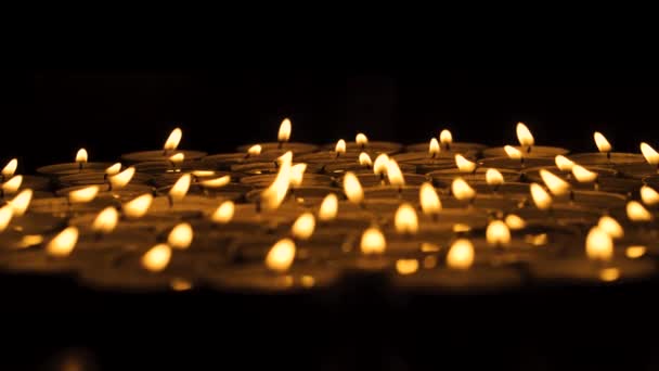 속에서 조명된 촛불의 그룹의 클로즈업 — 비디오