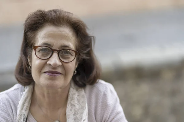 Gözlüklü yaşlı bir kadının portresi.