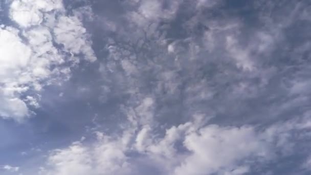 流れる雲と青い空を微速度撮影 — ストック動画