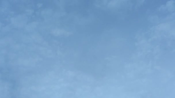 Timelapse rapide du ciel avec des nuages au crépuscule 