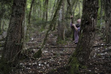 Ormanda liana tutan bir kadın