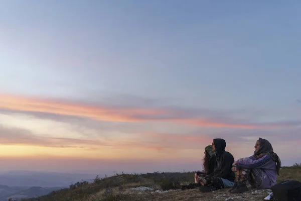 Bir Dağın Tepesinde Oturan Gün Batımını Izleyen Bir Grup Arkadaş — Stok fotoğraf