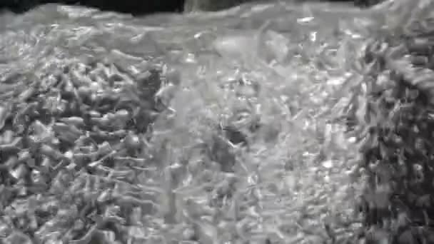 Macro Detail Van Een Glazen Schaal Gevuld Met Water Zwarte — Stockvideo