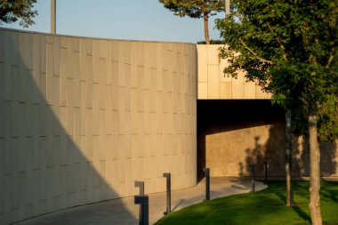 Parktaki modern bina