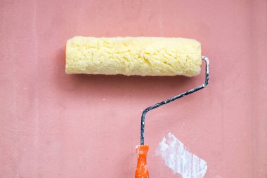 Grunge rustik kırmızı arka plan, profesyonel araçlar üzerinde rulo boya fırçası.