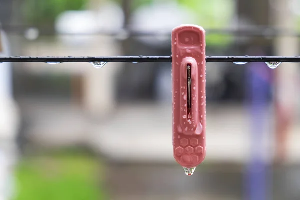 Kunststoff Wäscheklammer Metalldraht Nach Starkem Regen Konzeptbild Des Friedens — Stockfoto
