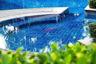 Rahatlamak için bahçedeki küçük yüzme havuzu ve çocuklar.