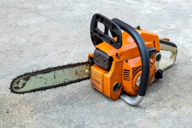 Beton zemin üzerinde eski ve kullanılan elektrikli testere makinesi.