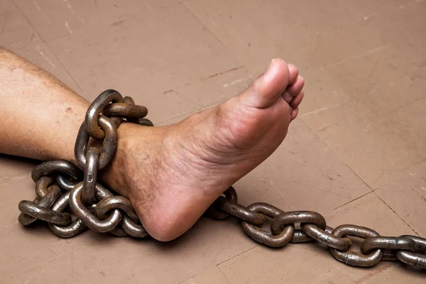Erkek mahkum zinciri esaret kat, şiddet ve suç kavramı üzerinde.