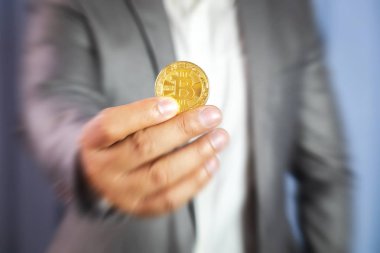 Kripto para birimi para, sanal para para birimi gelecekte ekonomi ve Ticaret için tutan işadamı.
