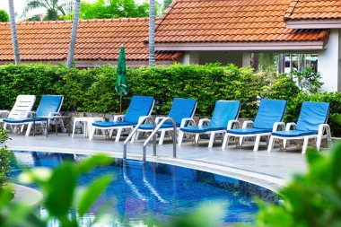 Side doğa bahçesinde yüzme havuzu plastik sandalye relax.