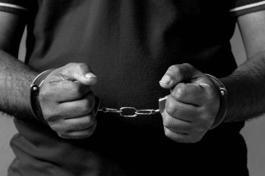 Adam tutuklu, ceza ceza adam polis tarafından Handcuffed ile yakaladı.