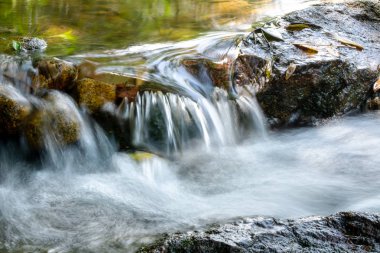 Şelale mini Milli Parkı nehir akışında yakın çekim.