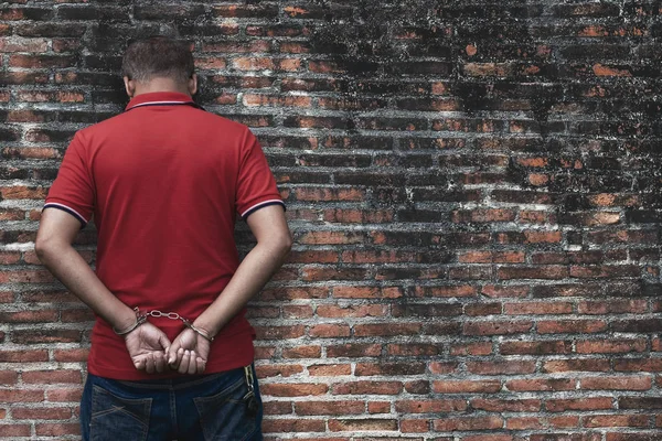 Adam tutuklu, ceza ceza adam polis tarafından Handcuffed ile yakaladı.