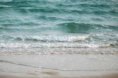 Sahilde sabah ışık dalga deniz.