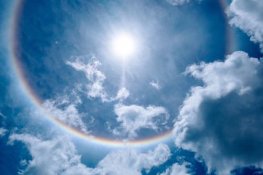 Kabarık bulutlar güzel gökyüzü güneş Halo.