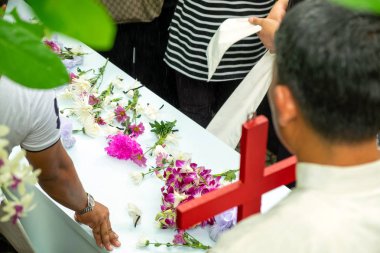 İnsanlar cenaze çiçek koyarak ve tabut, Asean açık cenaze töreni topraklarında dünya.