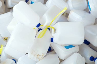 Birçok plastik süt şişesi hazırlamak Temizleme ve geri dönüşüm fabrikası gidin.