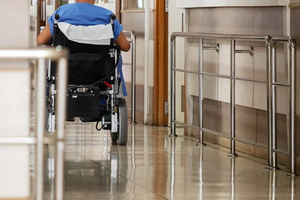 Yaşlı adam bir elektrikli tekerlekli sandalye hastanede tarafından hareket devre dışı.