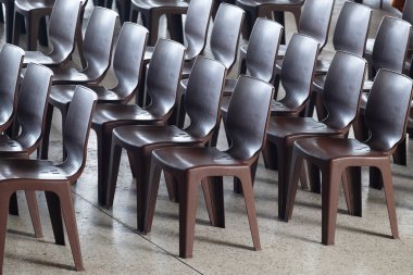 Satırları açık bir olay Modern kahverengi plastik sandalye.