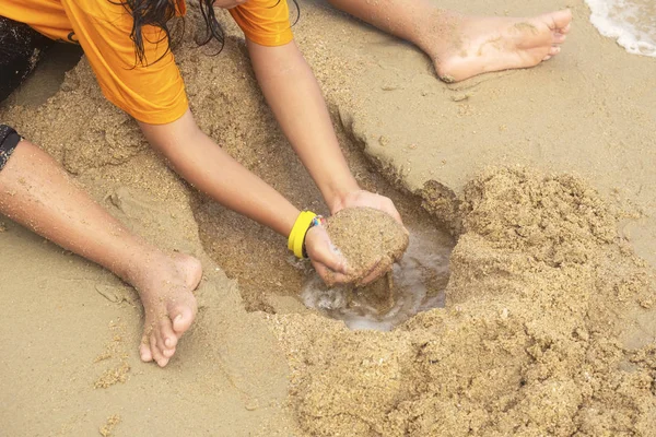 Μικρό Κορίτσι Παίξτε Σκάψιμο Μια Υγρή Άμμο Στην Παραλία Και — Φωτογραφία Αρχείου