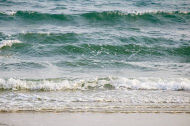 Sahilde sabah ışık dalga deniz.