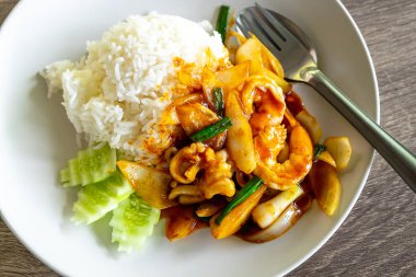 Deniz ürünleri, karides ve ahşap masa kalamar ile soğuk hamur kızarmış pilav.