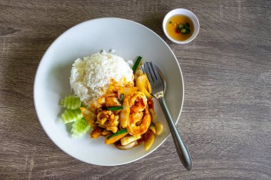 Deniz ürünleri, karides ve ahşap masa kalamar ile soğuk hamur kızarmış pilav.