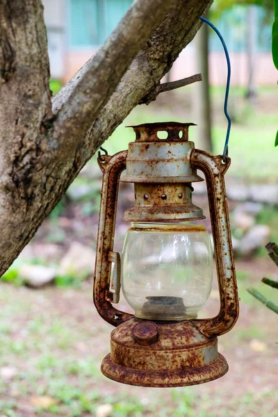 Lanterne Kérosène Vintage Vieille Rouillée Dans Jardin Extérieur — Photo