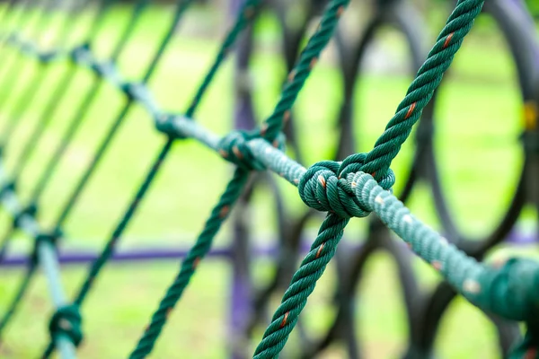 ブート キャンプ アウトドアで緑色のネット ロープ クロール構造障害物コース — ストック写真
