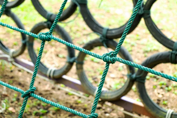 ブート キャンプ アウトドアで緑色のネット ロープ クロール構造障害物コース — ストック写真