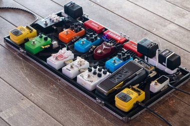 2018-07-27 profesyonel elektro gitar efektleri kümesi Mini açık konserine Rayong Eyaleti, Tayland içinde Pedal