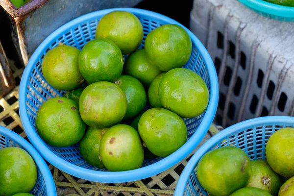 Vários Limões Crus Limes Cesta Plástico Mercado Manhã — Fotografia de Stock