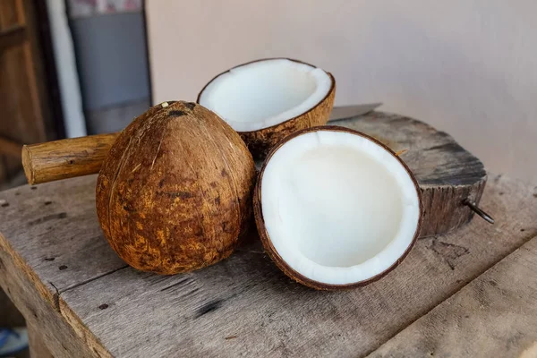 Noix Coco Mûres Sur Une Vieille Table Bois Avec Grand — Photo