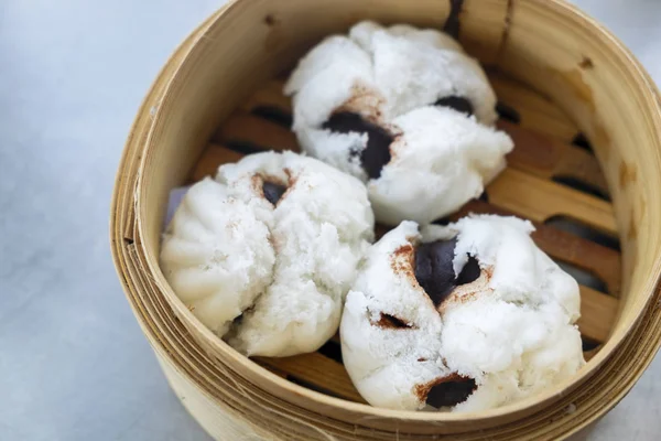 Gedämpftes Schwarzes Bohnenbrötchen Einer Bambusschale Auf Dem Tisch — Stockfoto