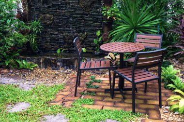 Masa ve sandalyeler güzel açık bahçe içinde ayarla.