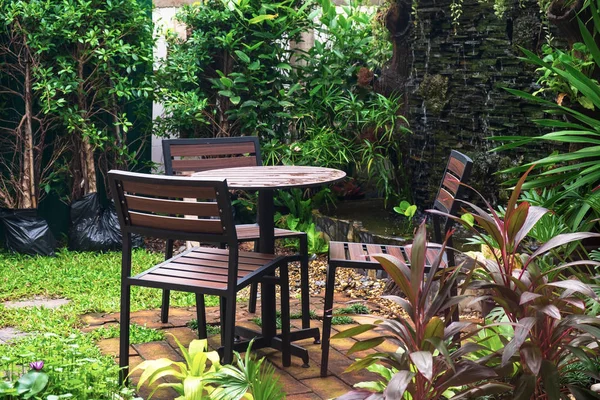 Masa ve sandalyeler güzel açık bahçe içinde ayarla.