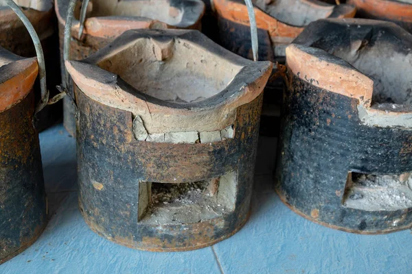 Vintage Retro tarzı Asya soba yerde.