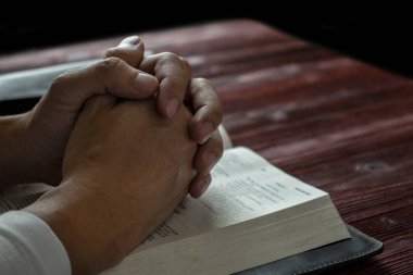 Dua Tanrı İncil'i ile ahşap masa üzerinde İncil okuma ile dua için adam.