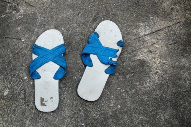 Gözyaşı ile eski kullanılmayan kauçuk Sandal ve açık Torn