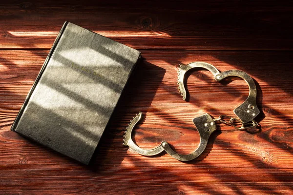 Kelepçe ve İncil'de. Kavram resmi.