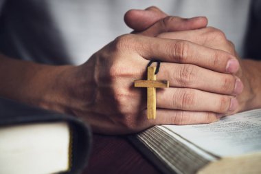 Adam Tanrı İncil'de sabah özveri ile dua.